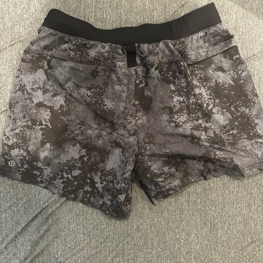lululemon athletica Mens Black and Gray Patterned Shorts